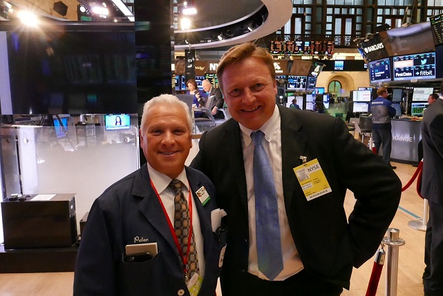 RA Dr. Franz ESSL am Trading Floor der New York Stock Exchange mit Peter S. Castelli, Vice-President bei J.P. Morgan Securities